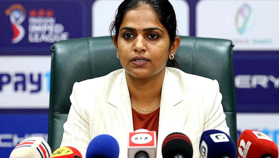 টাইমড আউটের পর্দার আড়ালে: ঘড়ির সূঁচটা যেদিকে ঘোরে